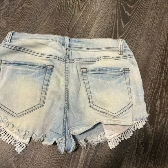 Mudd light wash Jean shorts with lace pockets - Picture 2 of 6